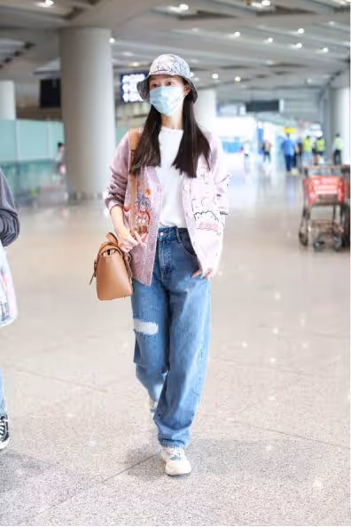 宋軼雖然長相甜美,但是衣品讓人不敢恭維,一身少女裝太像小孩了