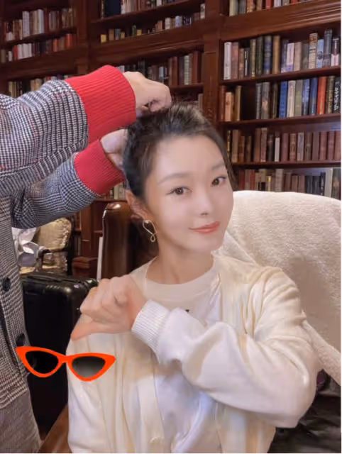 宋軼雖然長相甜美,但是衣品讓人不敢恭維,一身少女裝太像小孩了