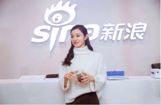 宋軼雖然長相甜美,但是衣品讓人不敢恭維,一身少女裝太像小孩了