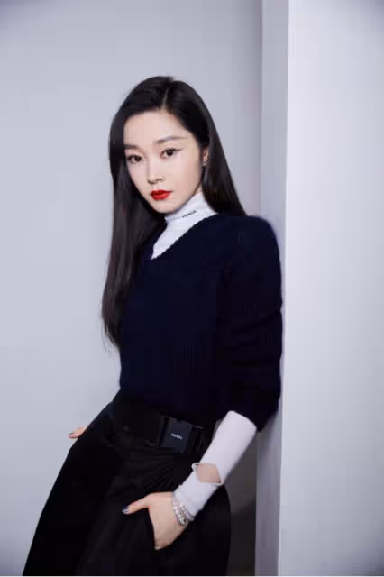 宋軼雖然長相甜美,但是衣品讓人不敢恭維,一身少女裝太像小孩了