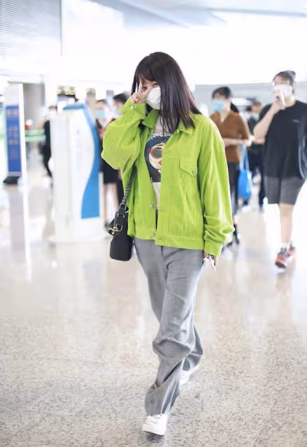 瘦子別學李菲兒這麼穿衣服,看著胖了好幾圈,肩寬胯大不太美