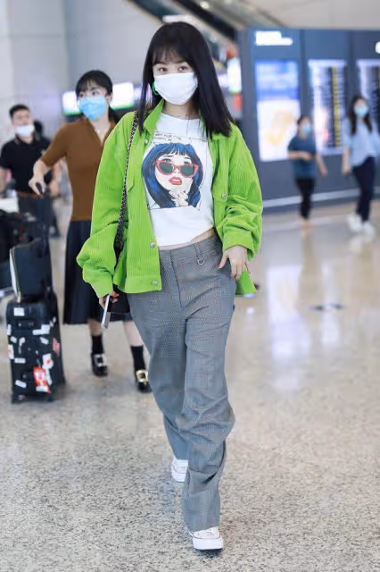 瘦子別學李菲兒這麼穿衣服,看著胖了好幾圈,肩寬胯大不太美