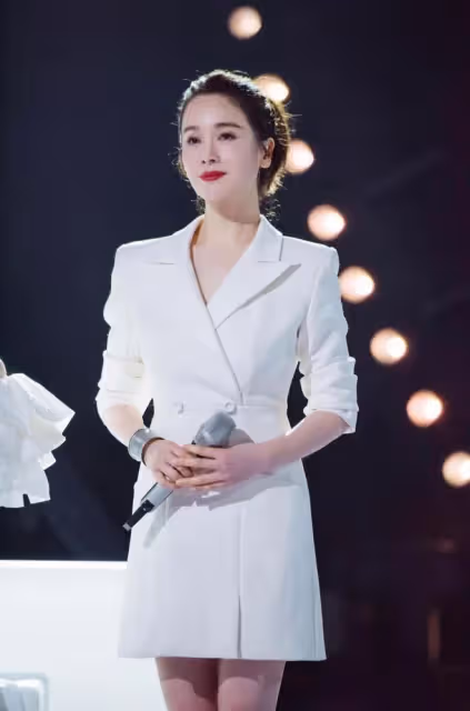 左小青算是活成了女人羨慕的樣子,雖然年齡大了,但狀態仍然嫩
