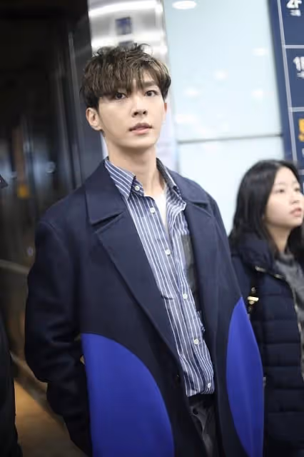 炎亞綸好像都不會老,簡單條紋襯衫上身,「少年感」滿滿