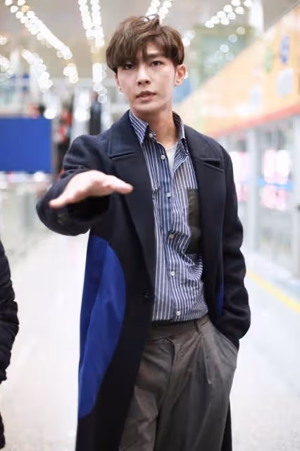 炎亞綸好像都不會老,簡單條紋襯衫上身,「少年感」滿滿