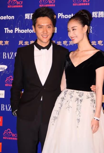 倪妮站在「前男友」馮紹峰身旁,白色裙擺銀色印花,氣質真太迷人