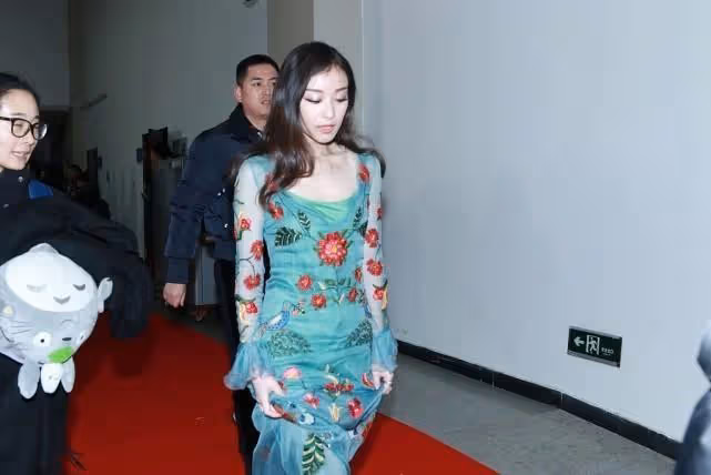 倪妮站在「前男友」馮紹峰身旁,白色裙擺銀色印花,氣質真太迷人