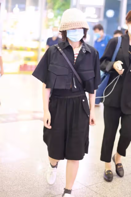 王鷗穿衣真有點「貪」,要酷還要美,高調露出「螞蟻腰」