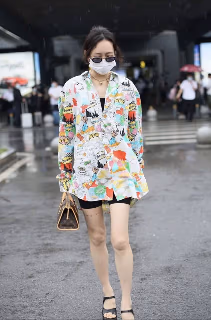 王鷗穿衣真有點「貪」,要酷還要美,高調露出「螞蟻腰」