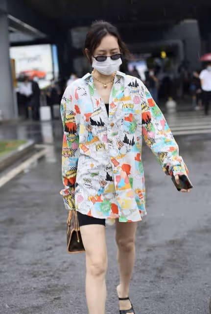 王鷗穿衣真有點「貪」,要酷還要美,高調露出「螞蟻腰」