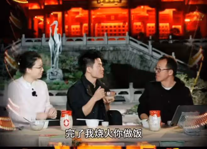 黃鶴樓上，俞敏洪盡顯尷尬，董宇輝情商高輕鬆化解俞敏洪的尷尬！