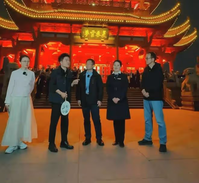黃鶴樓上，俞敏洪盡顯尷尬，董宇輝情商高輕鬆化解俞敏洪的尷尬！