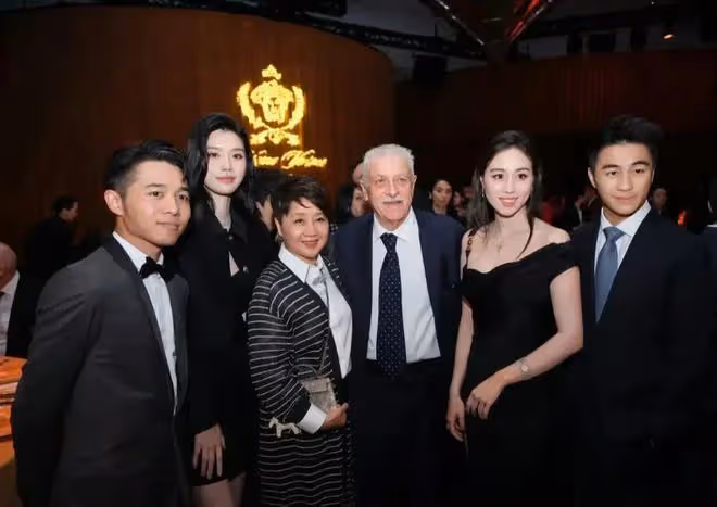一張大合照看出賭王家族地位，何超瓊四太都要讓位，站C位的是她