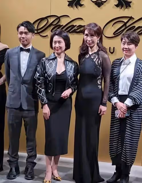 一張大合照看出賭王家族地位，何超瓊四太都要讓位，站C位的是她