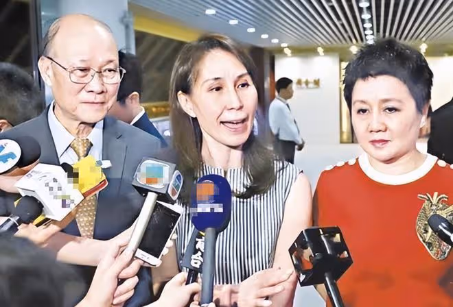 一張大合照看出賭王家族地位，何超瓊四太都要讓位，站C位的是她