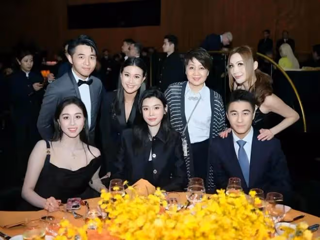 一張大合照看出賭王家族地位，何超瓊四太都要讓位，站C位的是她