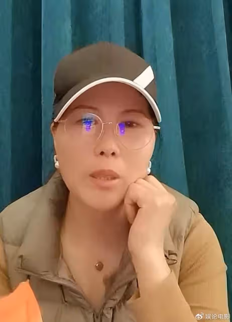 小楊阿姨跟隨汪小菲回到北京，繼續直播帶貨，大S不讓她再帶小孩