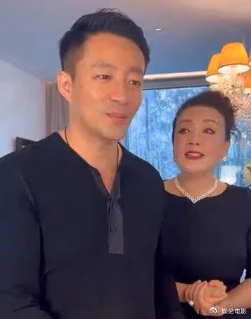 小楊阿姨跟隨汪小菲回到北京，繼續直播帶貨，大S不讓她再帶小孩