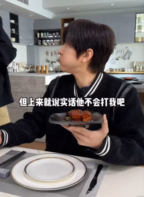 謝霆鋒給網紅白冰做飯惹爭議，被贊廚藝超米其林！網友：全速食品