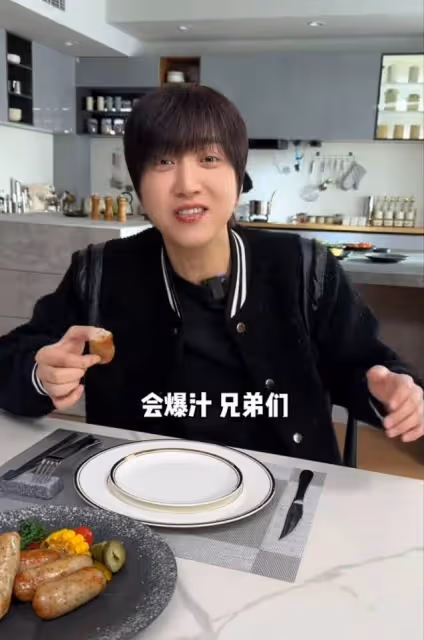謝霆鋒給網紅白冰做飯惹爭議，被贊廚藝超米其林！網友：全速食品