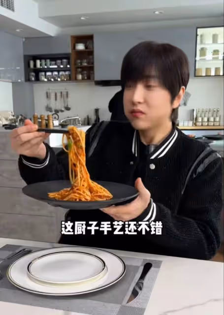 謝霆鋒給網紅白冰做飯惹爭議，被贊廚藝超米其林！網友：全速食品