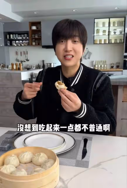 謝霆鋒給網紅白冰做飯惹爭議，被贊廚藝超米其林！網友：全速食品