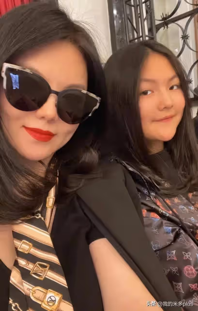 李湘去看女兒，王詩齡穿4萬新衣服，提2萬6包包，被媽媽p成錐子臉