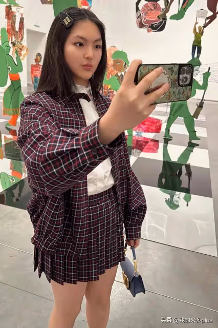 李湘去看女兒，王詩齡穿4萬新衣服，提2萬6包包，被媽媽p成錐子臉