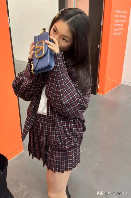 李湘去看女兒，王詩齡穿4萬新衣服，提2萬6包包，被媽媽p成錐子臉