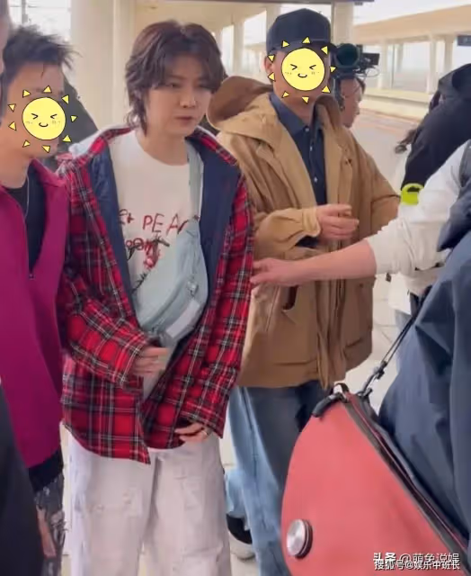 34歲鹿晗近照：現身淄博被偶遇，略顯發福了，髮型拉低他的顏值