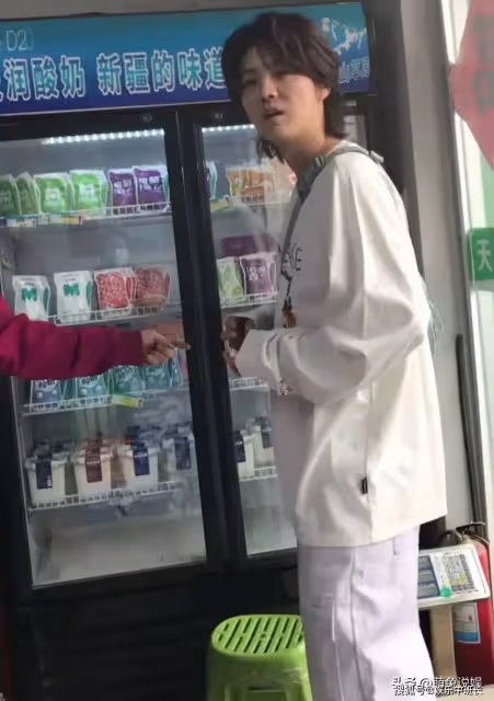 34歲鹿晗近照：現身淄博被偶遇，略顯發福了，髮型拉低他的顏值