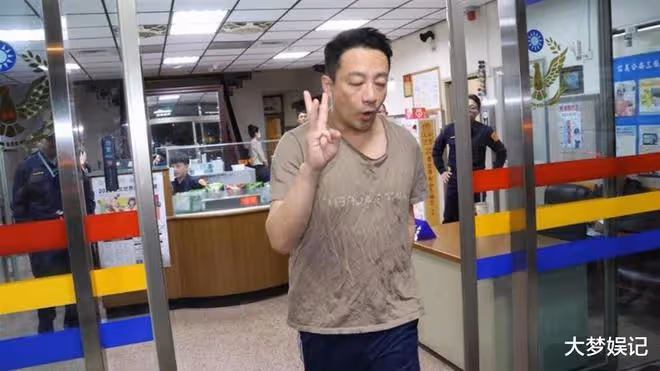 汪小菲沒那麼笨!爆「故意穿鹹菜衣」現身,許聖梅揭舉報大S內幕