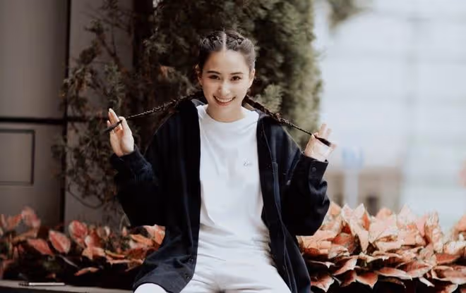 賭王女兒何超蓮深夜曬照,霍啟山意外搶鏡,網友:豪門氣質太養眼