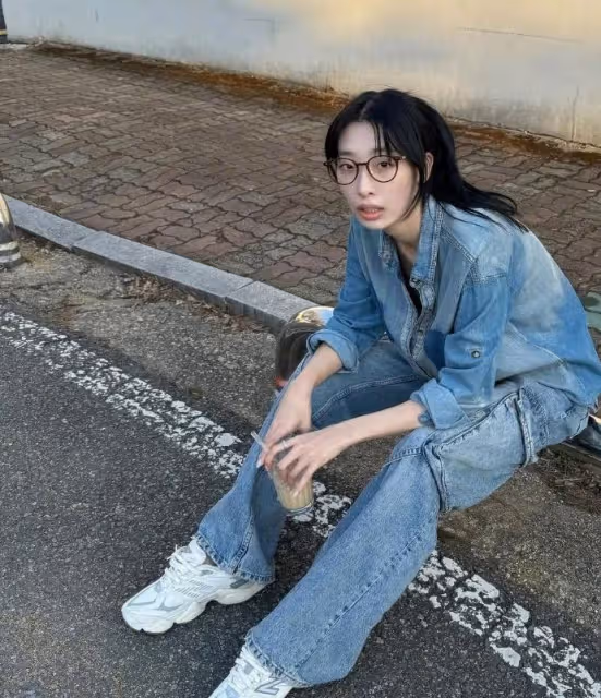 韓國零零後男女明星，街上約會視頻熱傳，他幫忙拎包還給她披衣服