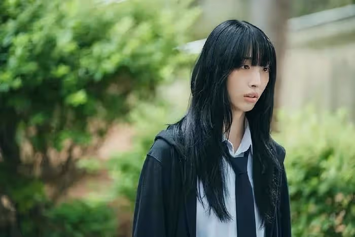 韓國零零後男女明星，街上約會視頻熱傳，他幫忙拎包還給她披衣服