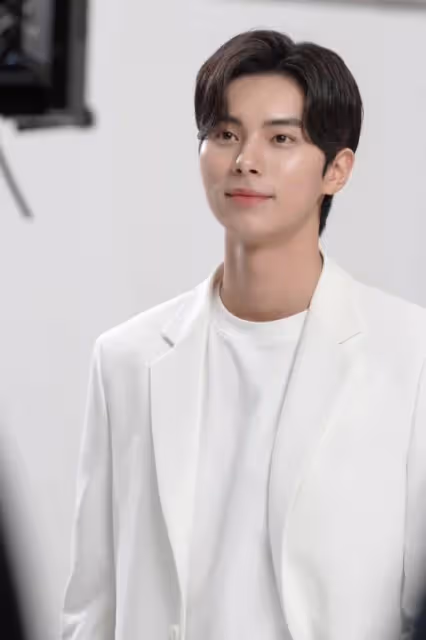 韓國零零後男女明星，街上約會視頻熱傳，他幫忙拎包還給她披衣服