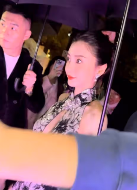 Angelababy重回巔峰！受邀參加上海時裝周，每次都穿當季高定服裝