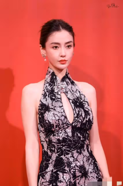 Angelababy重回巔峰！受邀參加上海時裝周，每次都穿當季高定服裝