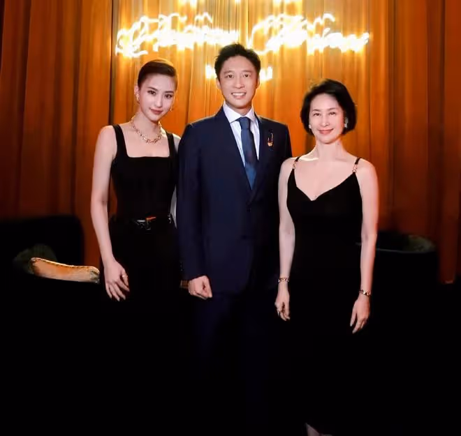 賭王霍家兩大豪門齊聚，霍啟山何超欣同場無交流，一張合照也沒有