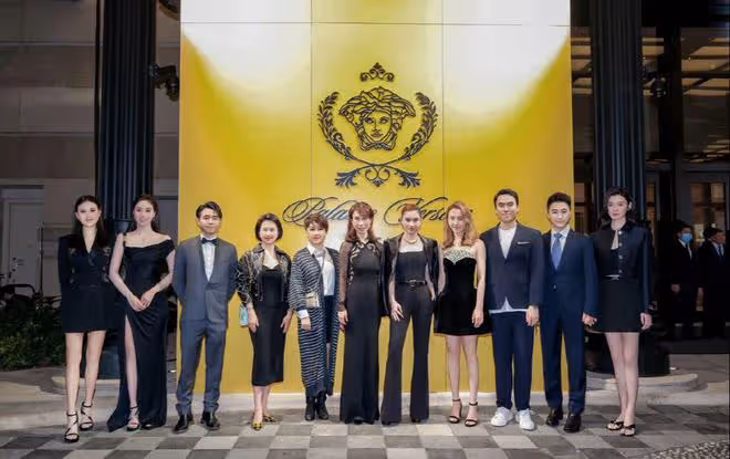 賭王霍家兩大豪門齊聚，霍啟山何超欣同場無交流，一張合照也沒有