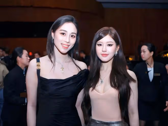 賭王霍家兩大豪門齊聚，霍啟山何超欣同場無交流，一張合照也沒有
