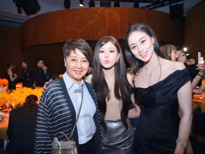 賭王霍家兩大豪門齊聚，霍啟山何超欣同場無交流，一張合照也沒有