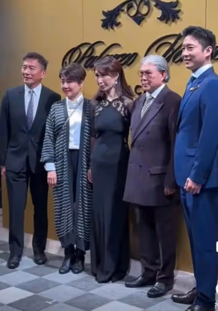 賭王霍家兩大豪門齊聚，霍啟山何超欣同場無交流，一張合照也沒有