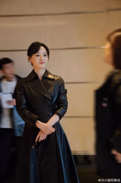 孫儷最新封面大片，齊劉海配長發美出新高度，穿露腰裝性感又養眼