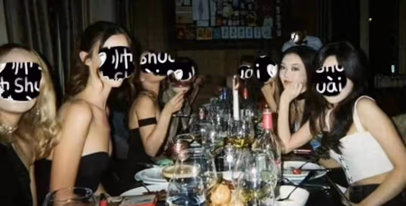 18歲李嫣變美了!濃妝艷抹參加同學聚會,名媛氣質很像王菲