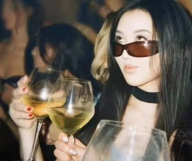 18歲李嫣變美了!濃妝艷抹參加同學聚會,名媛氣質很像王菲