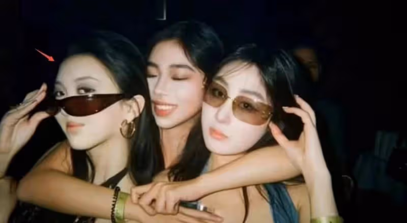 18歲李嫣變美了!濃妝艷抹參加同學聚會,名媛氣質很像王菲