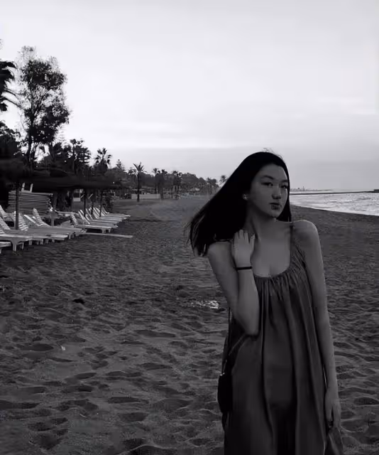 18歲李嫣變美了!濃妝艷抹參加同學聚會,名媛氣質很像王菲