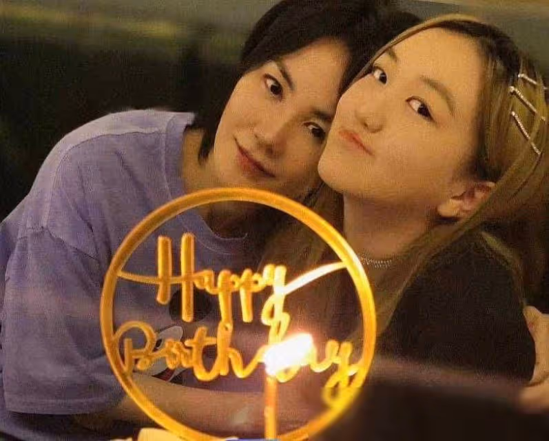 18歲李嫣變美了!濃妝艷抹參加同學聚會,名媛氣質很像王菲