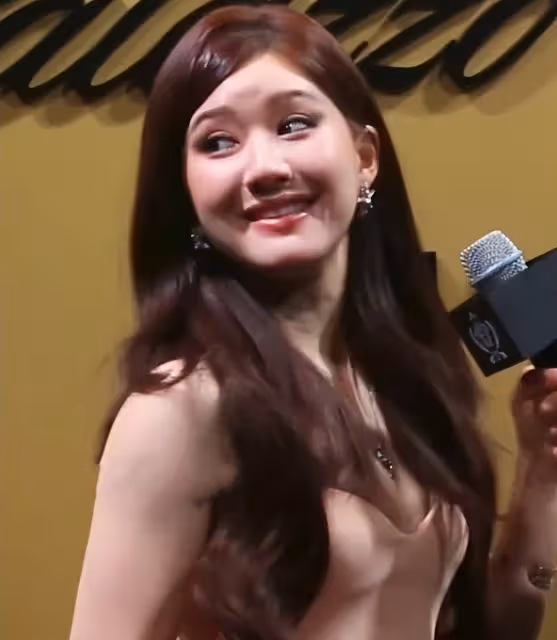 澳門這一夜,將25歲趙露思的尷尬體現得淋漓盡致,賭王之女贏麻了